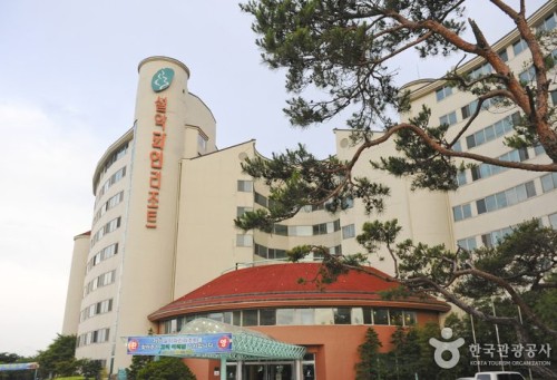 설악파인리조트 본관 외관 및 설악산 전경